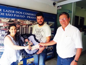 Mário Herrera entrega o prêmio maternidade para a comerciária Ana Claudia da Silveira da DJ foto e vídeo