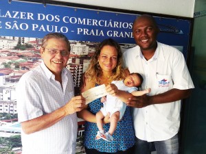 Mário Herrera entrega o prêmio maternidade ao comerciário Everton Luiz Soares da Tangará Materiais de Construção