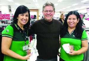 As ganhadoras Cristiani e Maria das Lojas Tanger com Mário Herrera