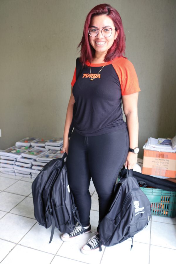 Sindicato dos Comerciários entrega material escolar gratuito