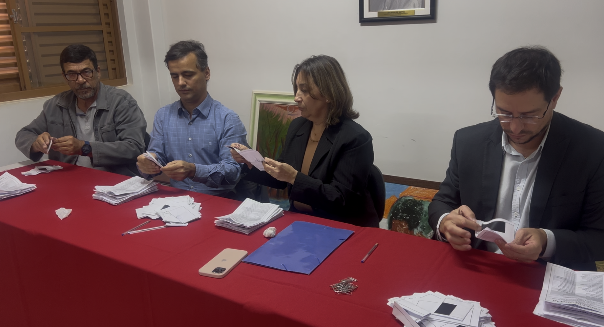 Na foto, o funcionário Maurício Joaquim da Silva funcionário, a assessora da FECOMERCIÁRIOS Anadege dos Santos e os advogados do Sindicato  Evandro de Araújo Marins e John Rudy Silva Leon