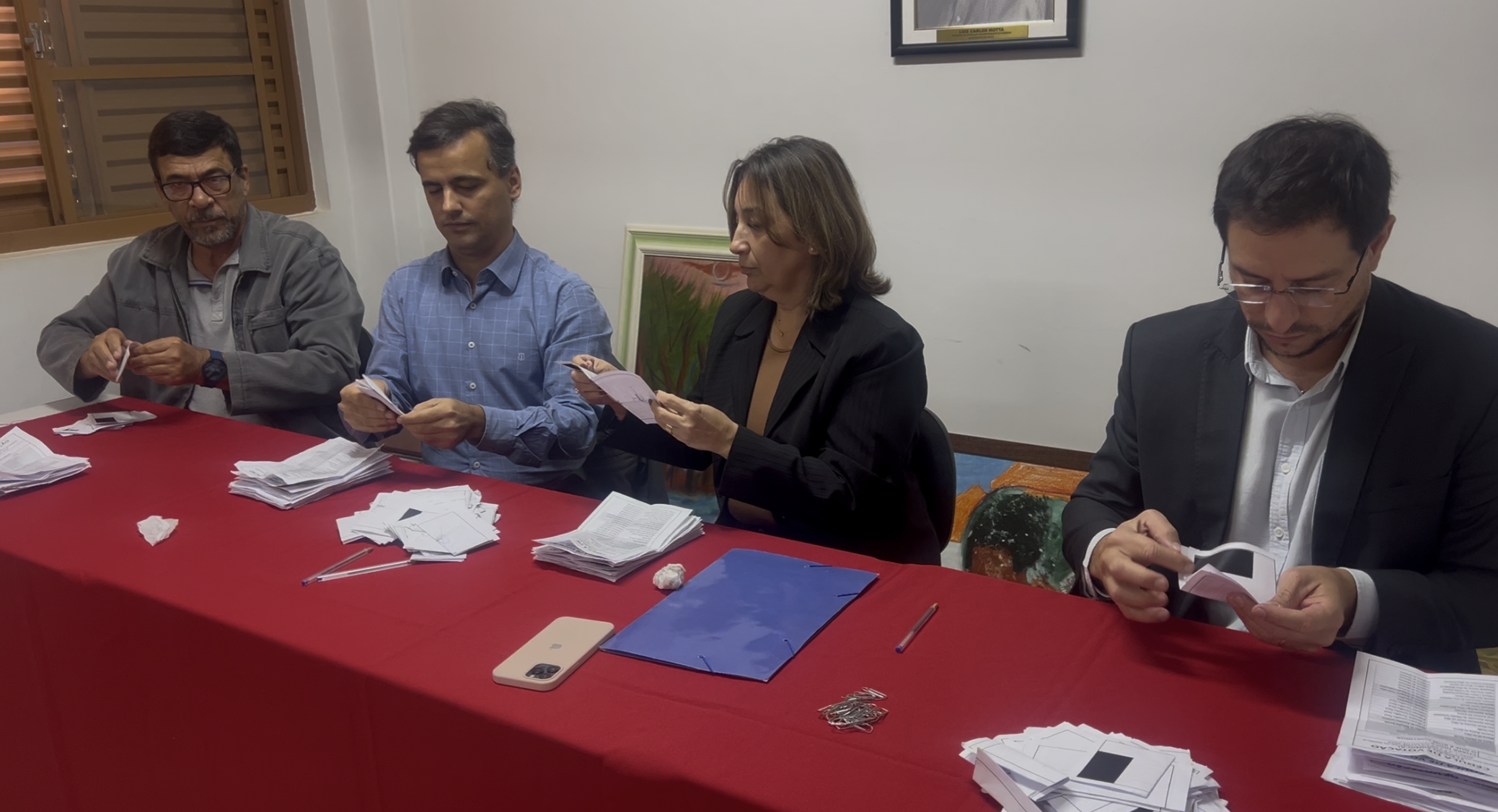 Na foto, o funcionário Maurício Joaquim da Silva funcionário, a assessora da FECOMERCIÁRIOS Anadege dos Santos e os advogados do Sindicato Evandro de Araújo Marins e John Rudy Silva Leon