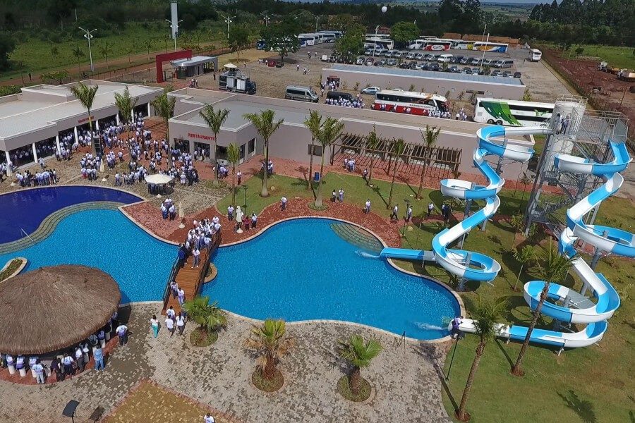 Vista do Parque Aquático em Avaré, com piscina, toboáguas e área de convivência