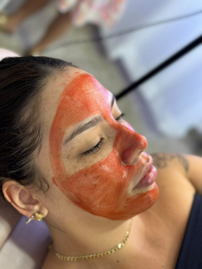 Máscara facial aplicada durante atendimento de cuidado com a pele
